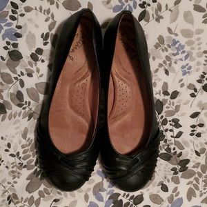 EUC Natural Soul Black Flats size 8